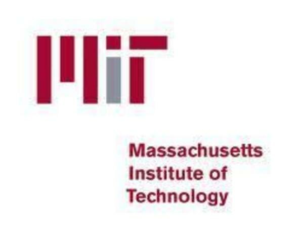 2002: El MIT lanza su programa de educación en línea, OpenCourseWare, que ofrece cursos universitarios gratuitos en línea.