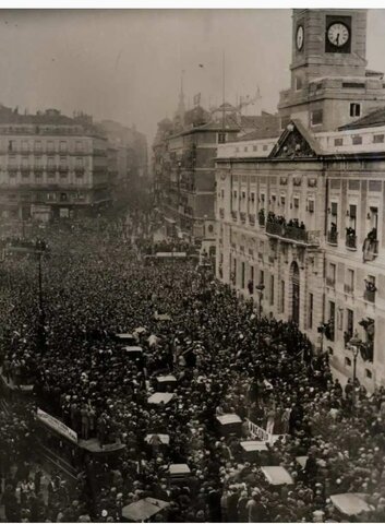 Segunda Republica española : salida de los republicanos ante el ministerio de la Puerta del Sol de Madrid.