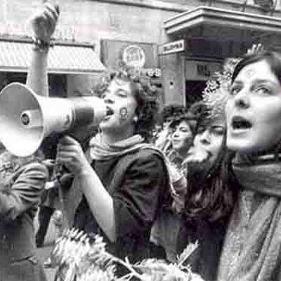 Timeline: Le leggi che hanno cambiato la storia delle donne in Italia.