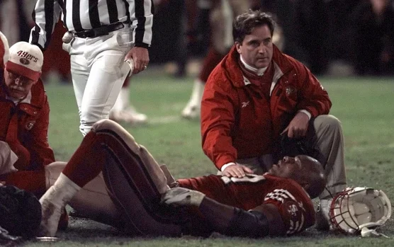 Bryant Young Detsroys His Leg