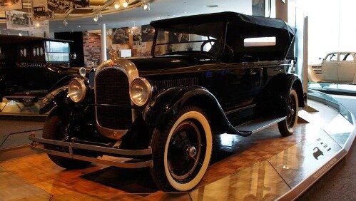 Primer automóvil con nombre