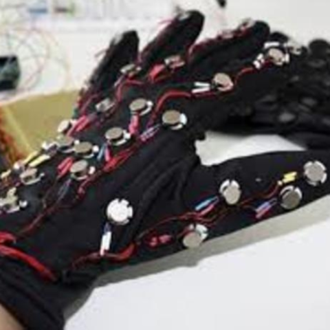 Primeros guantes que se conectaron a las computadoras