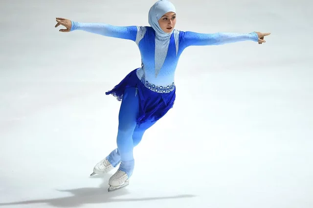 Erste Frau die den Hijab trägt