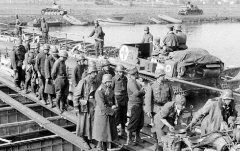 British and French troops evacuate Dunkirk