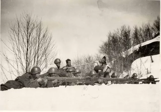 Italia invade Grecia.