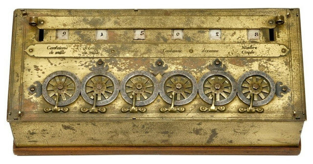 Primera calculadora (máquina aritmética) “La Pascalina”