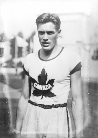Earl “Tommy” Thomson set 120 yards Hurdles World Record