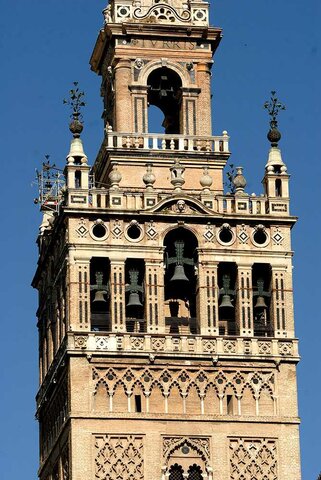 Comença a construir-se la Giralda de Sevilla