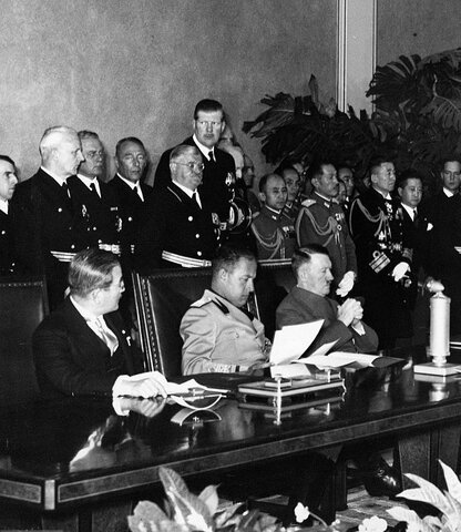 Itàlia signa el Pacte Antikomintern