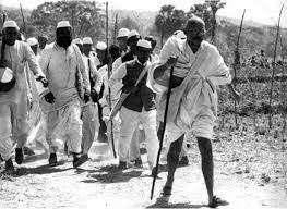 Ghandi conduce la manifestación de la sal