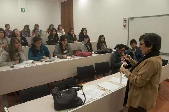 Miguel Salas se posesiona como director del departamento de psicología de la Universidad de los Andes.