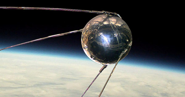 La Unión de Repúblicas Socialistas Soviéticas, lanzó el Sputnik, el primer satélite artificial de la Tierra.