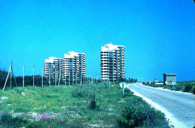 El Ayuntamiento aprueba el presupuesto extraordinario para la ejecución de obras de urbanización del Saler y el Pliego de condiciones para su contratación, adjudicándose a TEVASA el derecho de tanteo sobre las mismas.