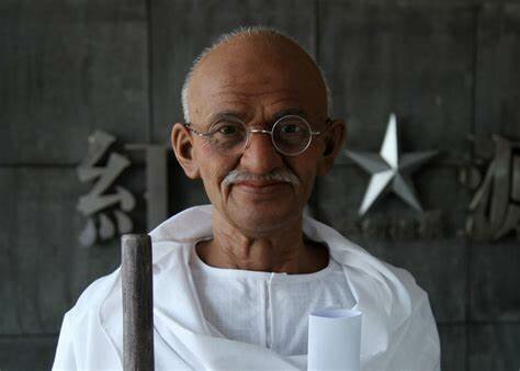 Mahatma Ghandi conduce protestas en la India