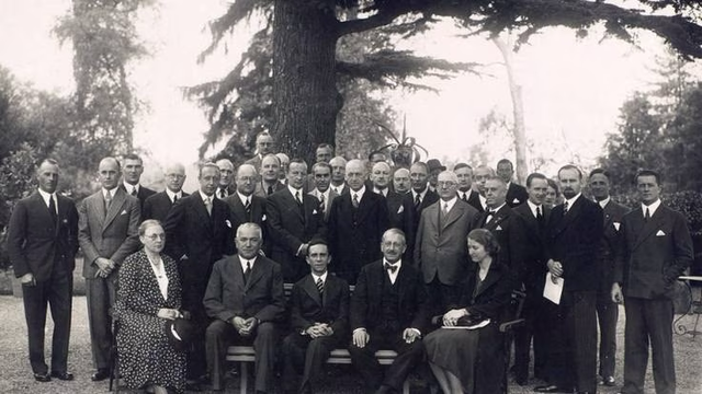 Alemanya abandona la Societat de Nacions.