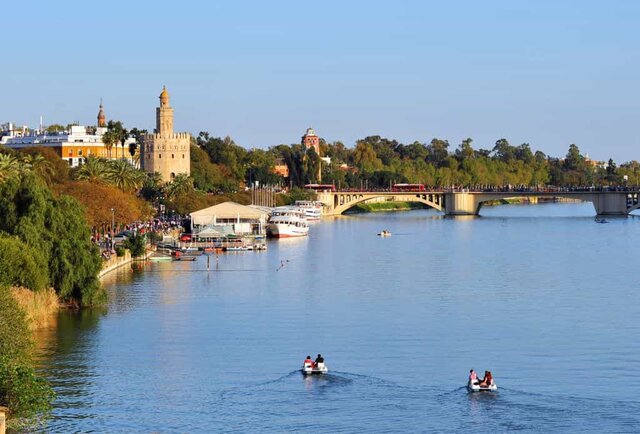 Walk along the shores of the Guadalquivir river