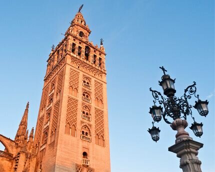 Comença a construir-se la Giralda de Sevilla