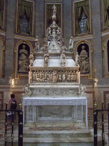 Viaja a Bolonia para esculpir 3 estatuas pequeñas para la tumba de santo Domingo