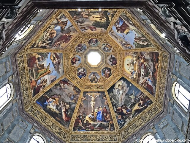 Comienza a trabajar en la capilla de los Medici