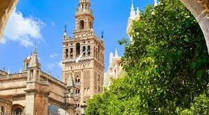 Comença a construir-se la Giralda de Sevilla
