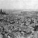 Los británicos bombardean la ciudad de Colonia, marcando el inicio de una campaña de bombardeos que llevó la guerra a Alemania.
