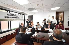 La Comisión de Puntos Constitucionales propuso un decreto que concedía permiso para prestar servicio militar o civil.