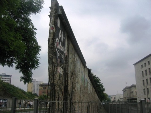 Püstitati Berliini müür