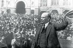 Llegada de Lenin exiliado en Suiza y expone las Tesis de Abril