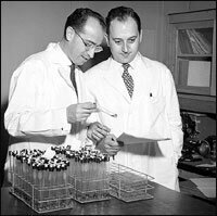 Jonas Salk y Albert Sabin y la vacuna de la poliomielitis.