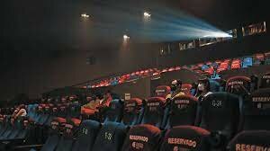 La pandemia de COVID-19 afecta significativamente la industria cinematográfica, con el cierre de salas de cine y un aumento en la producción de películas directamente para el streaming