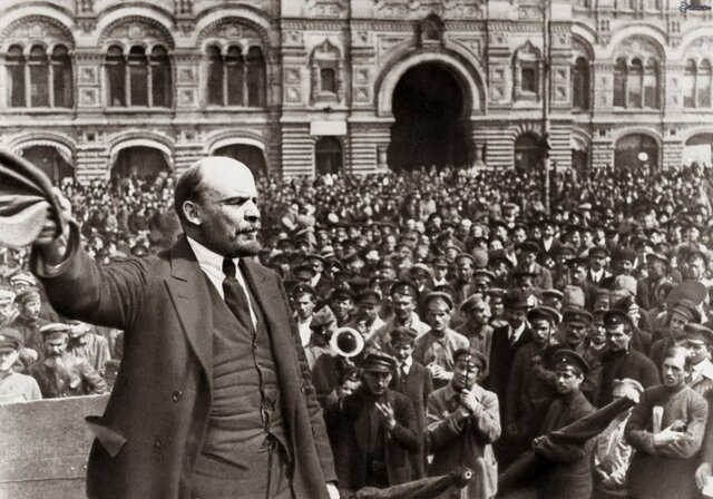 Vladímir Lenin torna a Rússia i convoca una reunió