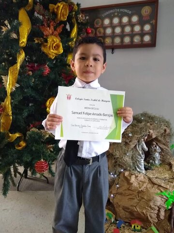 RECIBE BECA DE HONOR