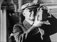 George Eastman invente la caméra Kodak.