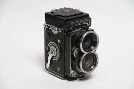 Le premier appareil photo reflex est fabriqué par Franke et Heidecke.