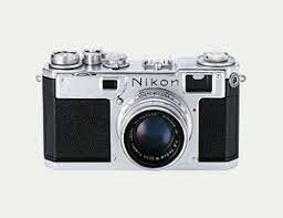 Le premier appareil photo reflex mono-objectif (SLR) est commercialisé par Nikon.