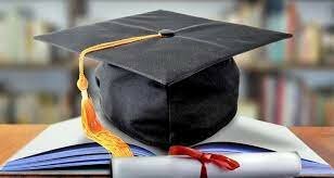 se efectuó la primera promoción de bachilleres académicos con la graduación de 13 estudiantes.