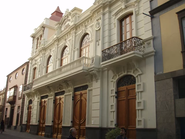 Se inaugura el Teatro Leal de La Laguna, un edificio emblemático que se convierte en el principal centro cultural de la ciudad y que hoy en día sigue en funcionamiento