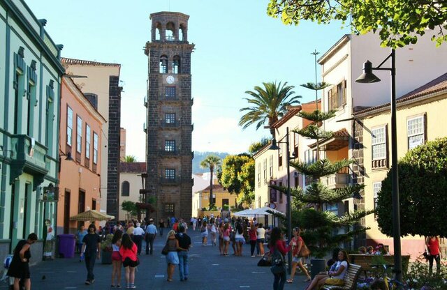 La Laguna cuenta con una población de más de 150.000 habitantes y es uno de los principales destinos turísticos de Tenerife