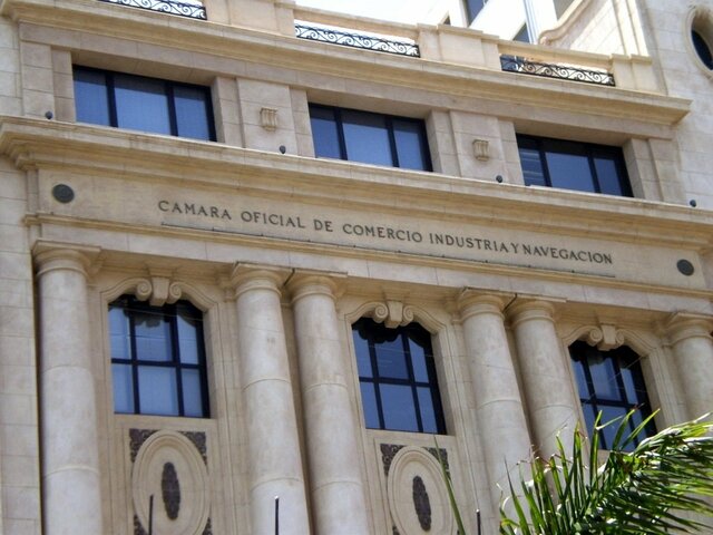 Se funda la Cámara de Comercio de Santa Cruz de Tenerife, que incluye a La Laguna, y se convierte en una institución clave para el desarrollo económico de la isla.