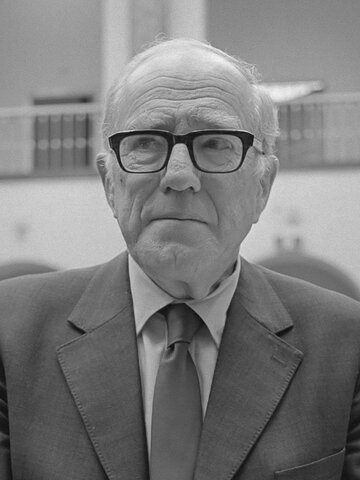 HUSEN Y POSTLETHWAITE