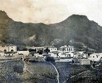 El sector turístico se consolida como el principal motor económico de Adeje, con la construcción de numerosos hoteles y la llegada de turistas de todo el mundo.