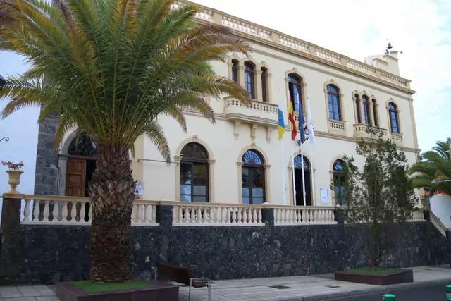 La creación del Ayuntamiento de Adeje como entidad local autónoma supone un paso importante hacia la modernización y el fortalecimiento de la estructura política y social del municipio.