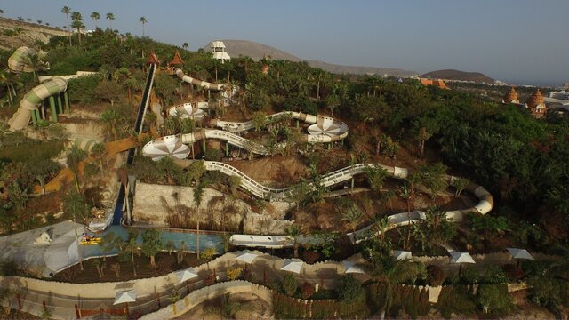 La construcción del Parque Temático Siam Park en Adeje se convierte en un importante reclamo turístico y económico para la zona, atrayendo a visitantes de todo el mundo.