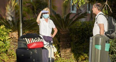 Adeje se ve afectada por los efectos de la pandemia de COVID-19 en el sector turístico, aunque se espera una recuperación gradual en los próximos años.