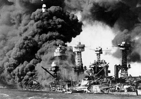 Japón bombardea la base naval de Pearl Harbour