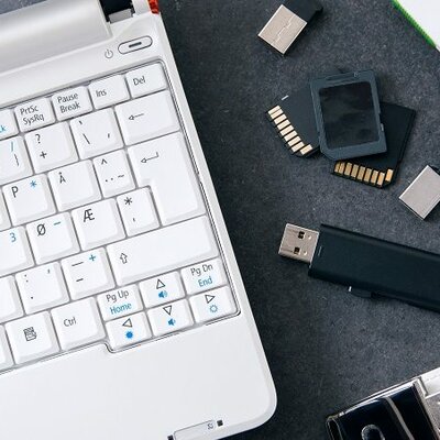 Timeline: Dispositivos de Almacenamiento por Hilton Armando Paulino Cabrera No. 13