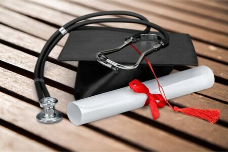 Año de graduación y licencia médica