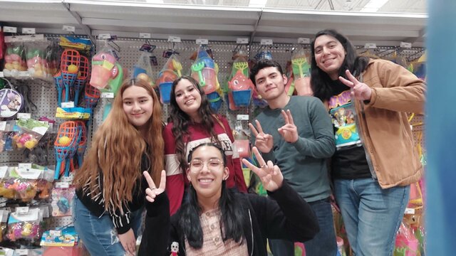 En la juguetería con amigos