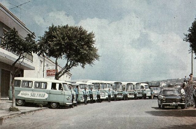 El turismo comienza a ser una fuente de ingresos importante para Santa Cruz, con la llegada de turistas extranjeros y la construcción de los primeros hoteles y apartamentos turísticos.