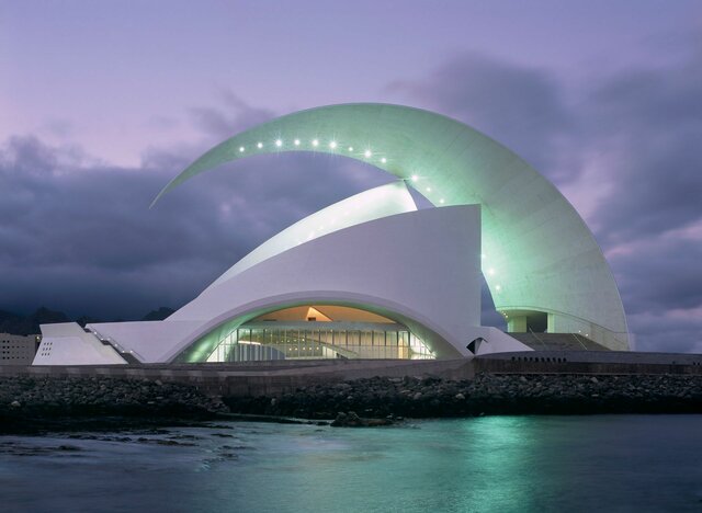 La construcción del Auditorio de Tenerife, diseñado por el arquitecto Santiago Calatrava, supone un importante hito en la historia cultural y social de Santa Cruz.